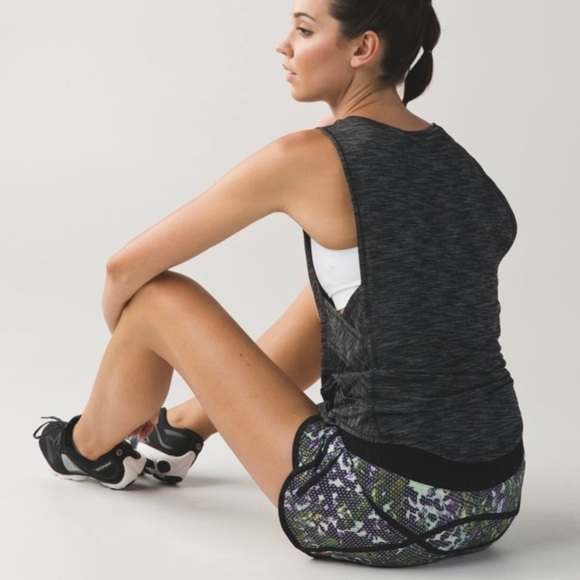 ⭐️HP⭐️Sz4 Lululemon Tracker Short III  floral sport white multi/ black  EUC - Picture 3 of 9